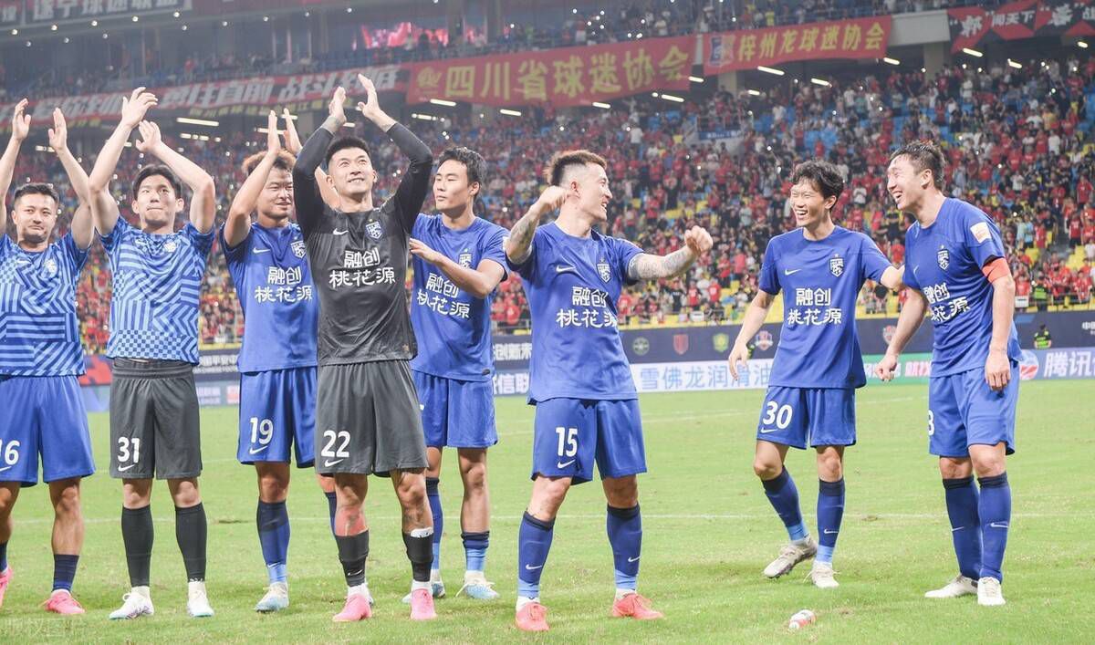 因娜·丘里科娃毫不流俗，没有那挑衅的外貌和演员职业性的大胆，这正与播菲洛夫的浪漫主义及其社会心理设想协调一致。